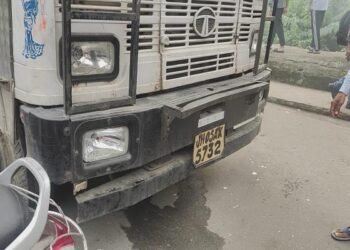 बर्मामाइंस में भीषण सड़क हादसा, युवक की मौत पर बस्तीवासियों ने किया रोड जाम