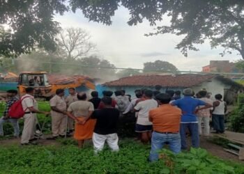 कुमारधुबी में रेलवे का बुलडोजर: 40 घर जमींदोज, 250 लोग बेघर