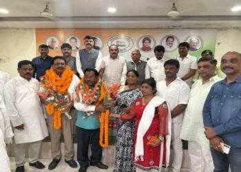 Former Additional Secretary Avadh Narayan Prasad and Dr. Prasad Paswan join the party