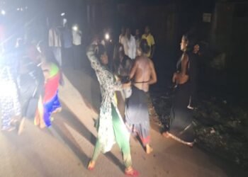 धनबाद के बरवाअड्डा में नकली किन्नर पकड़े गए, असली किन्नरों ने की धुनाई