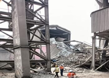 अदानी एसीसी सिंदरी सिमेंट प्लांट में हुआ बड़ा हादसा, ट्रेन के बॉगी पर गिरा कन्वेयर बेल्ट