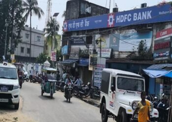 मधुपुर में HDFC बैंक में दिनदहाड़े लूट, महिला के वेश में पहुंचे अपराधी