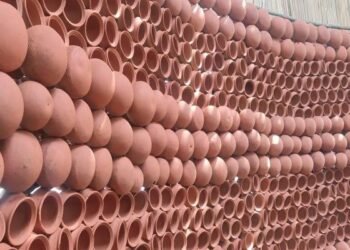 धनबाद: सत्यम शिवम सुंदरम समिति का अनोखा पंडाल —30 हजार घड़ों से हो रहा है निर्माण