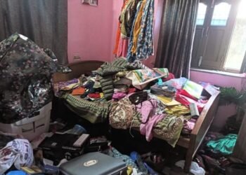 झुमरी तिलैया। तिलैया थाना क्षेत्र के अड्डी बंगला रोड स्थित माहेश्वरी भवन के सामने गली में शुक्रवार की रात्रि अज्ञात चोरों ने स्पेशल ब्रांच अधिकारी राजीव सिंह के घर को निशाना बनाकर लाखों की संपत्ति पर हाथ साफ कर दिया। इस घटना से पूरे इलाके में सनसनी फैल गई है। मिली जानकारी के अनुसार, चोर देर रात घर के पीछे वाले हिस्से से घुसने में सफल रहे। बताया जा रहा है कि चोरों ने घर की पिछली खिड़की को काटकर भीतर प्रवेश किया और इसके बाद कमरे का दरवाजा अंदर से बंद कर लिया। घर में घुसे चोरों ने बड़ी ही सफाई से अलमारी और बक्से की तलाशी ली और गहनों व नकदी को समेट कर फरार हो गए। घटना के संबंध में गृहस्वामी राजीव सिंह की पत्नी संजू कुमारी ने बताया कि चोरी में 50 हजार रुपये नकद के अलावा तीन सोने की चेन, एक गले का हार, पायल तथा कान के आभूषण के साथ कई अन्य छोटे आभूषण गायब हैं। अनुमानित रूप से चोरी गए सामान की कीमत लाखों में आंकी जा रही है। घटना के बाद परिजनों ने तत्काल इसकी सूचना तिलैया थाना पुलिस को दी। पुलिस मौके पर पहुंचकर छानबीन में जुट गई है। जांच टीम ने घर के आसपास के क्षेत्र का मुआयना किया और फिंगरप्रिंट एक्सपर्ट को भी बुलाया गया है ताकि चोरों की पहचान की जा सके। आसपास के सीसीटीवी फुटेज भी खंगाले जा रहे हैं। स्थानीय लोगों का कहना है कि इस तरह की चोरी की घटना ने क्षेत्र की सुरक्षा व्यवस्था पर सवाल खड़े कर दिए हैं। लोग अब रात्रि गश्ती और पुलिस की सक्रियता को लेकर सवाल उठाने लगे हैं। वहीं पुलिस अधिकारियों का कहना है कि बहुत जल्द अपराधियों को गिरफ्तार कर मामले का खुलासा किया जाएगा।