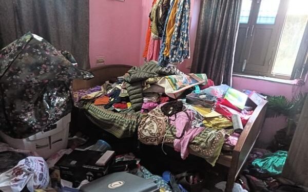 झुमरी तिलैया। तिलैया थाना क्षेत्र के अड्डी बंगला रोड स्थित माहेश्वरी भवन के सामने गली में शुक्रवार की रात्रि अज्ञात चोरों ने स्पेशल ब्रांच अधिकारी राजीव सिंह के घर को निशाना बनाकर लाखों की संपत्ति पर हाथ साफ कर दिया। इस घटना से पूरे इलाके में सनसनी फैल गई है। मिली जानकारी के अनुसार, चोर देर रात घर के पीछे वाले हिस्से से घुसने में सफल रहे। बताया जा रहा है कि चोरों ने घर की पिछली खिड़की को काटकर भीतर प्रवेश किया और इसके बाद कमरे का दरवाजा अंदर से बंद कर लिया। घर में घुसे चोरों ने बड़ी ही सफाई से अलमारी और बक्से की तलाशी ली और गहनों व नकदी को समेट कर फरार हो गए। घटना के संबंध में गृहस्वामी राजीव सिंह की पत्नी संजू कुमारी ने बताया कि चोरी में 50 हजार रुपये नकद के अलावा तीन सोने की चेन, एक गले का हार, पायल तथा कान के आभूषण के साथ कई अन्य छोटे आभूषण गायब हैं। अनुमानित रूप से चोरी गए सामान की कीमत लाखों में आंकी जा रही है। घटना के बाद परिजनों ने तत्काल इसकी सूचना तिलैया थाना पुलिस को दी। पुलिस मौके पर पहुंचकर छानबीन में जुट गई है। जांच टीम ने घर के आसपास के क्षेत्र का मुआयना किया और फिंगरप्रिंट एक्सपर्ट को भी बुलाया गया है ताकि चोरों की पहचान की जा सके। आसपास के सीसीटीवी फुटेज भी खंगाले जा रहे हैं। स्थानीय लोगों का कहना है कि इस तरह की चोरी की घटना ने क्षेत्र की सुरक्षा व्यवस्था पर सवाल खड़े कर दिए हैं। लोग अब रात्रि गश्ती और पुलिस की सक्रियता को लेकर सवाल उठाने लगे हैं। वहीं पुलिस अधिकारियों का कहना है कि बहुत जल्द अपराधियों को गिरफ्तार कर मामले का खुलासा किया जाएगा।