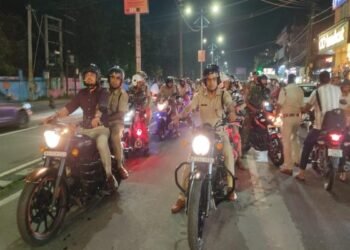 धनबाद में उपायुक्त व एसएसपी ने बाइक से किया फ्लैग मार्च, पूजा पंडालों का लिया जायजा