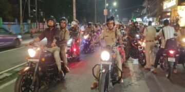 धनबाद में उपायुक्त व एसएसपी ने बाइक से किया फ्लैग मार्च, पूजा पंडालों का लिया जायजा