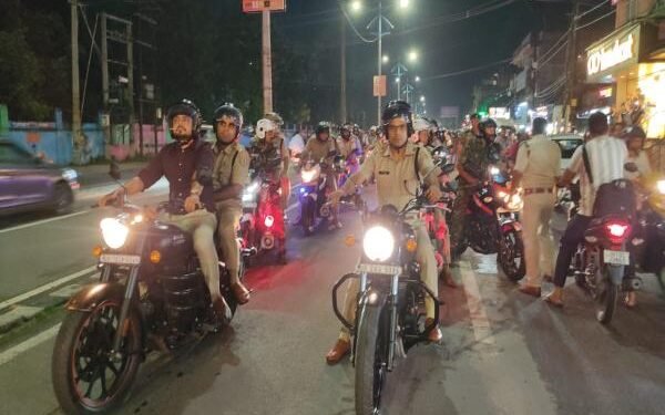 धनबाद में उपायुक्त व एसएसपी ने बाइक से किया फ्लैग मार्च, पूजा पंडालों का लिया जायजा