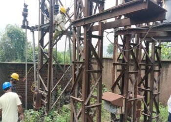 दुर्गोत्स्व पर बिजली संकट: लोयाबाद सहित दो लाख की आबादी अंधेरे में, व्यापारियों ने आंदोलन की दी चेतावनी