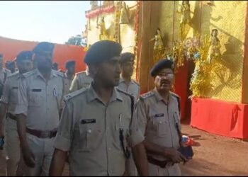दुर्गा पूजा को लेकर बेड़ो पुलिस ने निकाला फ्लैग मार्च