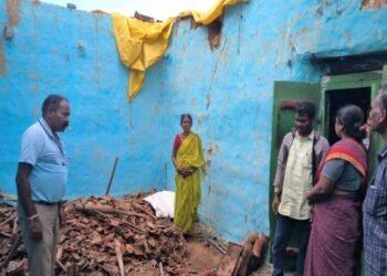 बेड़ो में बारिश से गिरी छप्पर, मलबा हटाते समय युवक की दर्दनाक मौत