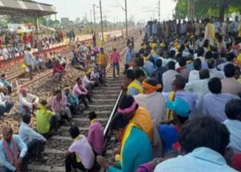 झारखंड में कुड़मी समाज का बड़ा प्रदर्शन: ST श्रेणी में शामिल करने के लिए रोकीं ट्रेनें!