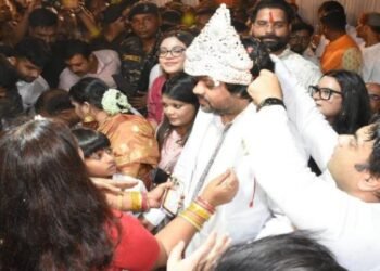 सिंह मेंशन में गूंजा संजीव सिंह जिंदाबाद समर्थकों ने फूलों से किया स्वागत