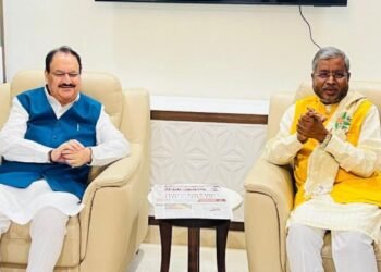 बाबूलाल मरांडी ने पटना एयरपोर्ट पर जेपी नड्डा से की मुलाकात