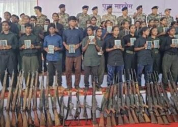 ‘लाल आतंक’ का सफाया! छत्तीसगढ़ में एक साथ 208 नक्सलियों का सबसे सरेंडर