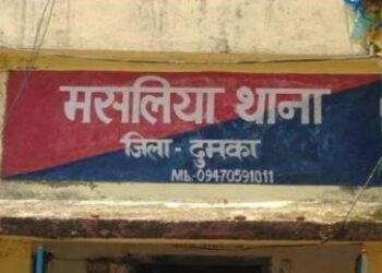 मेला जाने से इंकार किया तो पत्नी को कुल्हाड़ी से काट डाला