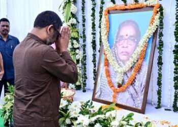 मुख्यमंत्री हेमंत सोरेन और कल्पना सोरेन ने विनोद पांडेय की माताजी को दी श्रद्धांजलि