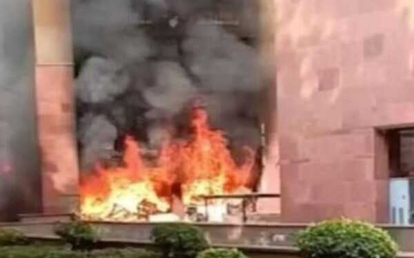 दिल्ली संसद भवन के पास अफरातफरी, सांसद फ्लैट्स में लगी भीषण आग, एजेंसियां अलर्ट