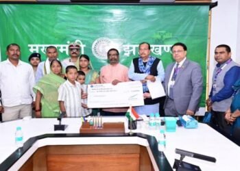 सीएम हेमंत सोरेन ने शहीदों के परिजनों को सौंपी 1 करोड़ 10 लाख रुपए की सम्मान राशि