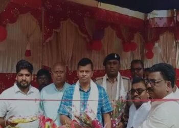 लोयाबाद में छठ पर फल वितरण, दिखी आस्था और एकता