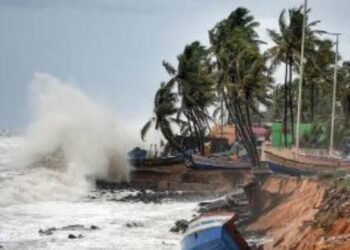 चक्रवात मोन्था का कहर! कई ट्रेनें और फ्लाइट्स ठप, झारखंड में भी असर