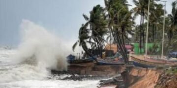 चक्रवात मोन्था का कहर! कई ट्रेनें और फ्लाइट्स ठप, झारखंड में भी असर