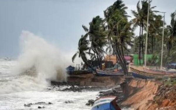 चक्रवात मोन्था का कहर! कई ट्रेनें और फ्लाइट्स ठप, झारखंड में भी असर