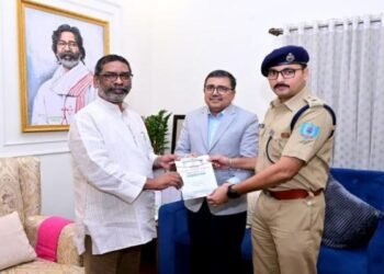 सीएम हेमंत सोरेन से बोकारो डीसी अजय नाथ झा और एसएसपी ने की मुलाकात