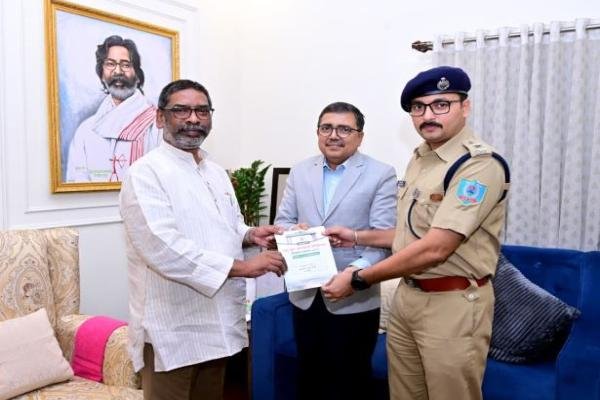 सीएम हेमंत सोरेन से बोकारो डीसी अजय नाथ झा और एसएसपी ने की मुलाकात