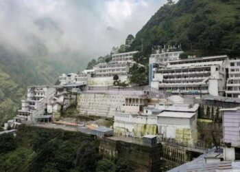 श्रद्धालुओं की सुरक्षा के लिए बड़ा फैसला, वैष्णो देवी यात्रा 3 दिन के लिए स्थगित