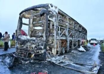हैदराबाद-बेंगलुरु हाईवे पर दर्दनाक हादसा: बस में लगी आग, 20 यात्रियों की मौत, कई गंभीर