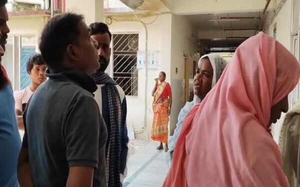 गुमला सदर अस्पताल की लापरवाही से गई महिला की जान, 108 एंबुलेंस समय पर न पहुंचने से तड़पती रही घायल