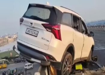 रांची में तेज रफ्तार एक्सयूवी साइड वॉल में फंसी, बाल-बाल बचे लोग