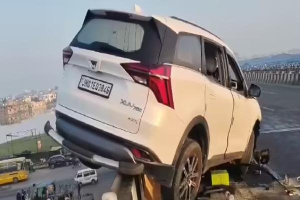 रांची में तेज रफ्तार एक्सयूवी साइड वॉल में फंसी, बाल-बाल बचे लोग