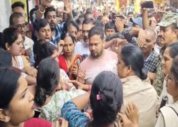 हीरापुर में कोर्ट आदेश पर दुकानों को सील करने पहुंची टीम को विरोध का सामना, छठ पर्व का हवाला देकर दुकानदारों ने मांगी मोहलत