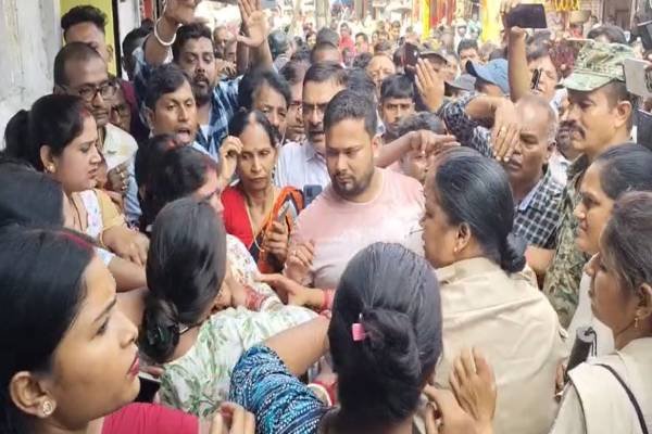 हीरापुर में कोर्ट आदेश पर दुकानों को सील करने पहुंची टीम को विरोध का सामना, छठ पर्व का हवाला देकर दुकानदारों ने मांगी मोहलत