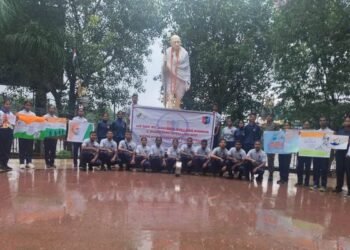 'For one eye, the whole world is blind'... NCC cadets gave Gandhiji's message through a street play.