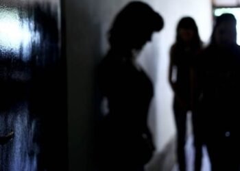 Sex racket busted in a posh colony of Bokaro; police raided the place and caught a young man and woman in compromising condition.