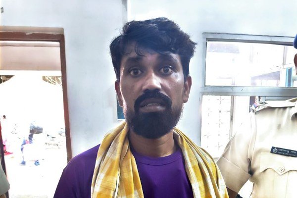 The accused who murdered his wife at Dhanbad station and fled was arrested.