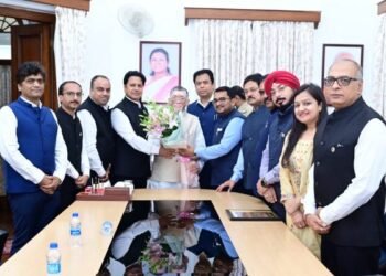 The new executive committee of Jharkhand Chamber paid a courtesy call on the Governor and discussed industrial development and employment.