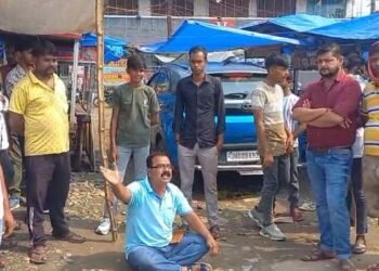 Dhanbad News: Social worker protests during traffic checking at Vinod Bihari Chowk, accuses traffic police of bias