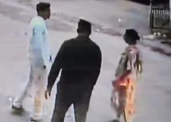 75-year-old woman duped in Dhanbad: Gold jewellery worth Rs 4 lakhs goes missing, incident captured on CCTV