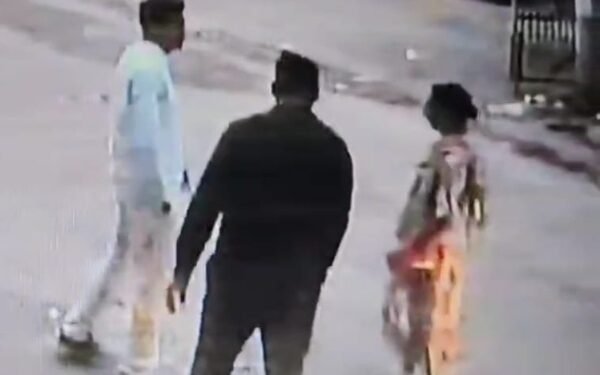 75-year-old woman duped in Dhanbad: Gold jewellery worth Rs 4 lakhs goes missing, incident captured on CCTV