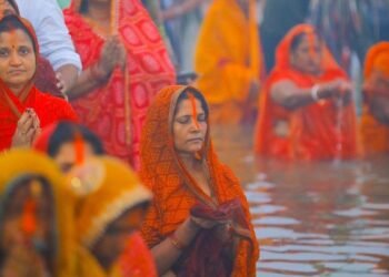 The sacred festival of Chhath Mahaparva was celebrated with great devotion and enthusiasm throughout Ranchi on Tuesday morning. Large numbers of devotees gathered at various water bodies.