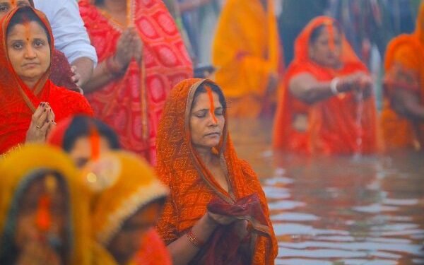 The sacred festival of Chhath Mahaparva was celebrated with great devotion and enthusiasm throughout Ranchi on Tuesday morning. Large numbers of devotees gathered at various water bodies.