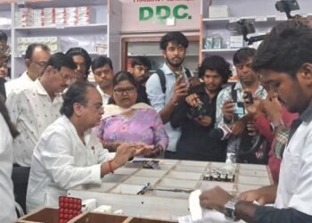 Jharkhand News: Dr. Irfan Ansari's surprise inspection, orders strict action against fake medicines in Jharkhand