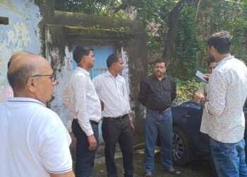 The old building of Jharia sub-post office collapsed, the documents of the account holders were buried under the rubble.