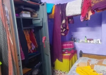 Three houses were burgled during Chhath Puja; thieves fled with jewellery and cash worth lakhs.