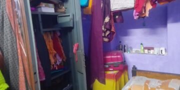 Three houses were burgled during Chhath Puja; thieves fled with jewellery and cash worth lakhs.