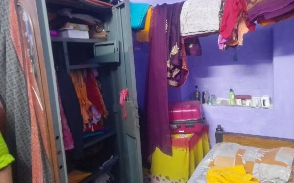 Three houses were burgled during Chhath Puja; thieves fled with jewellery and cash worth lakhs.